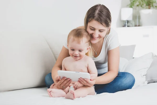 Gladlynt pojke spelar på tablet Pc med mamma — Stockfoto