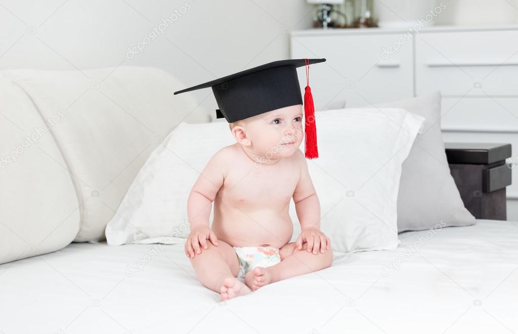 Bebe Garcon De 10 Mois Assis Sur Un Canape Et Portant Un Diplome Ca Image Libre De Droit Par Kryzhov C Bebe Garcon De 10 Mois Assis Sur Un Canape Et Portant Un Diplome Ca Image Libre De Droit Par Kryzhov C