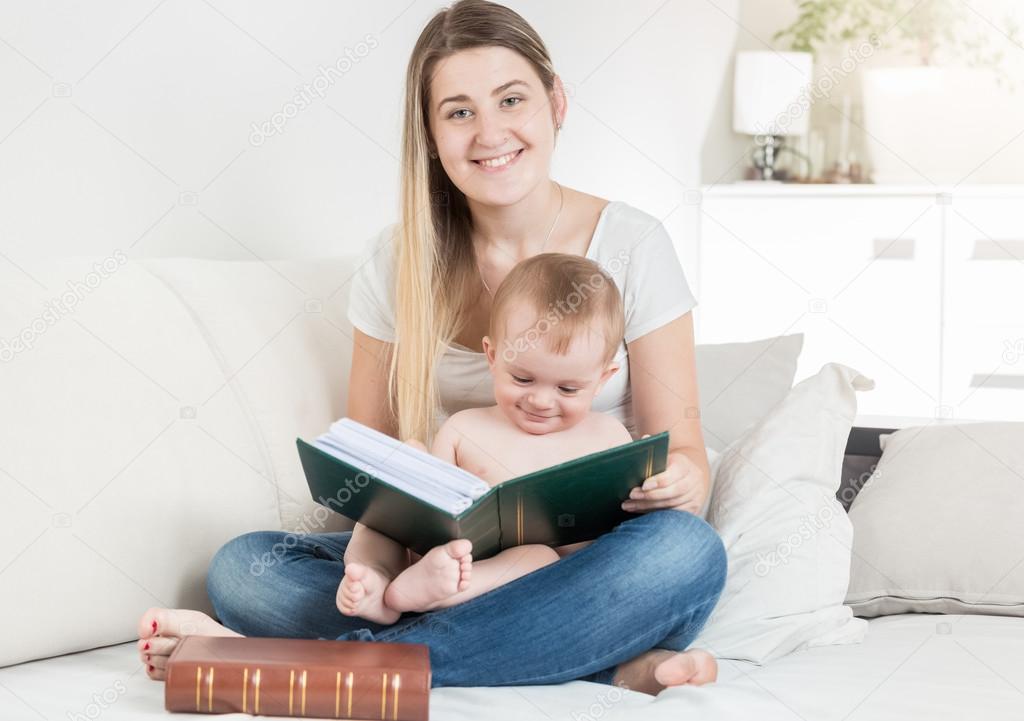 Baby sitzen auf dem schoß