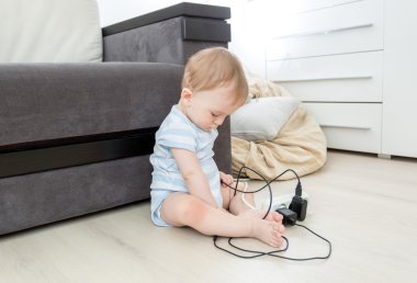 Bebek rahat oturma odasında ve elektrik ca ile oynamak