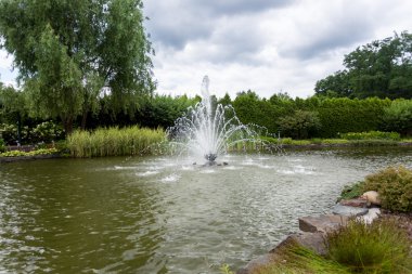 Soğuk sonbahar günü Park çeşme ile güzel gölet