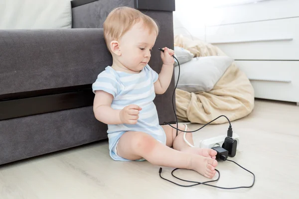 10 miesięcy stare baby przeciągania kabli z rozszerzenia elektryczne — Zdjęcie stockowe