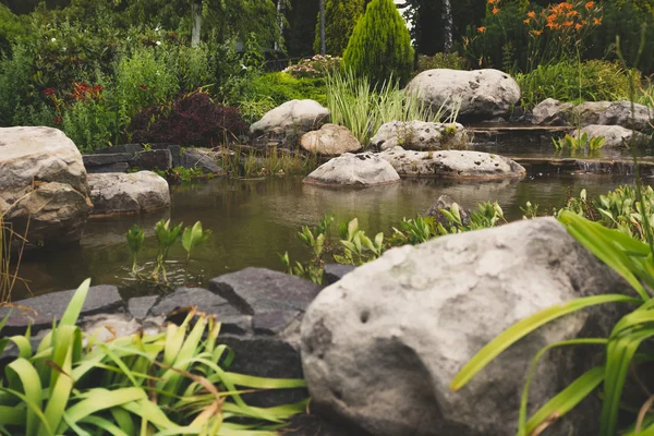 큰 바위와 빠른 스트림 형식 정원의 몸매 이미지 — 스톡 사진