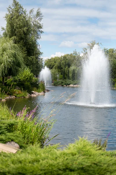 Landscape of fountains in pond at formal garden — Stock Photo, Image