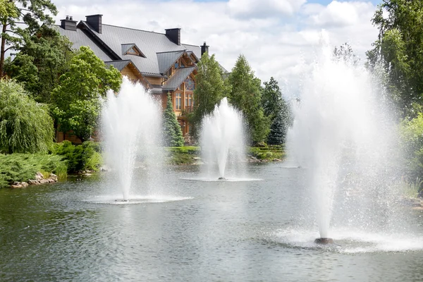 Teich mit Springbrunnen in luxuriöser Villa — Stockfoto