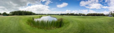 Golf sopasıyla gölet ve mükemmel yeşil çim Panorama görüntüsü