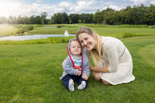 Hermosa madre joven y alegre niño de 9 meses relax —  Fotos de Stock