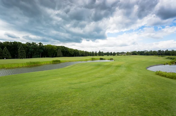 Vista sobre campo de golf en día frío con nubes lluviosas —  Fotos de Stock