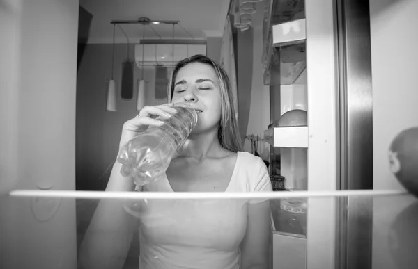 Preto e branco retrato de bela mulher sorridente tomando água — Fotografia de Stock