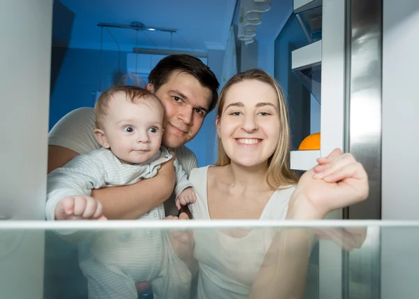 아버지, 어머니와 아기에 냉장고 내부 보고의 초상화 — 스톡 사진