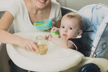 Güzel bebek kaşık yulaf lapası yemek portresi tonda