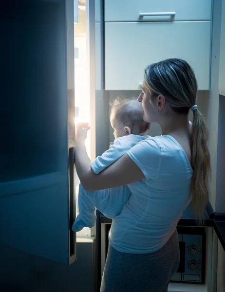 Matki z jej dziecko otwarcia lodówki w późnej nocy — Zdjęcie stockowe