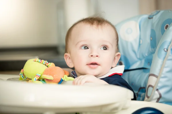 Tablo ile çocuk sandalyede oturan erkek sevimli bebek — Stok fotoğraf