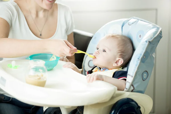 Lindo niño de 9 meses comiendo de cuchara —  Fotos de Stock