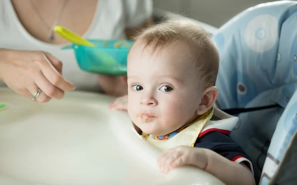 Retrato de bebé lindo sentado en silla alta y mirando ca —  Fotos de Stock