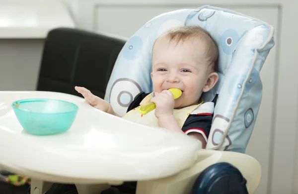 Retrato del niño sonriente comiendo con cuchara —  Fotos de Stock