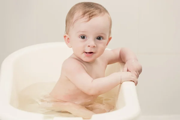 Retrato tonificado de bebé encantador tomando baño con espuma — Foto de Stock