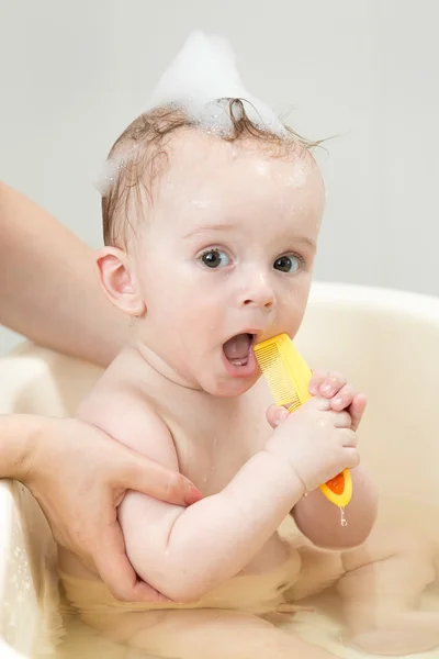 Niedliche Baby-Junge singt, während sie Badezeit — Stockfoto