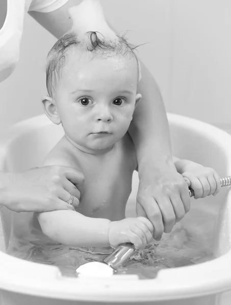Retrato en blanco y negro del bebé que tiene hora de bañarse — Foto de Stock