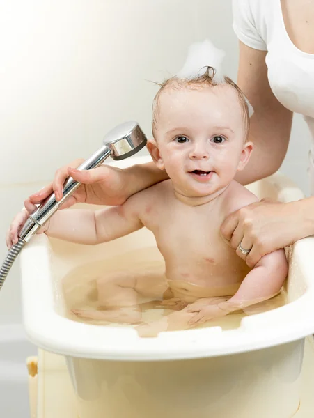 Retrato divertido de bebé niño jugando en espuma en el baño — Foto de Stock