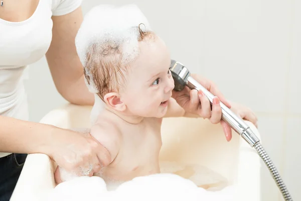 Alegre bebé niño teniendo baño y jugando con la cabeza de la ducha — Foto de Stock