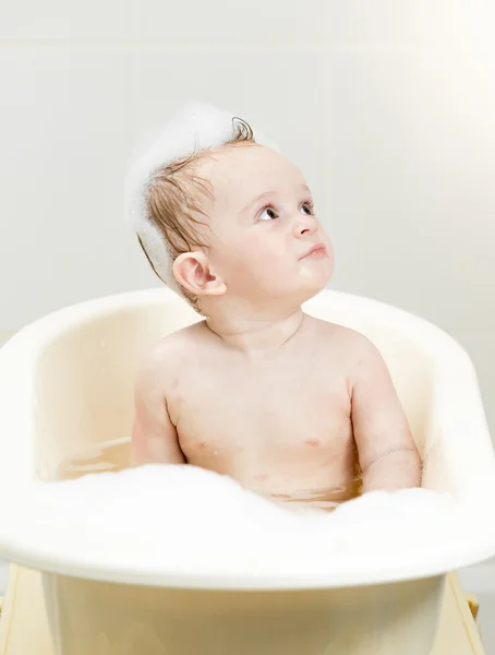 Lindo bebé chico teniendo baño con espuma — Foto de Stock