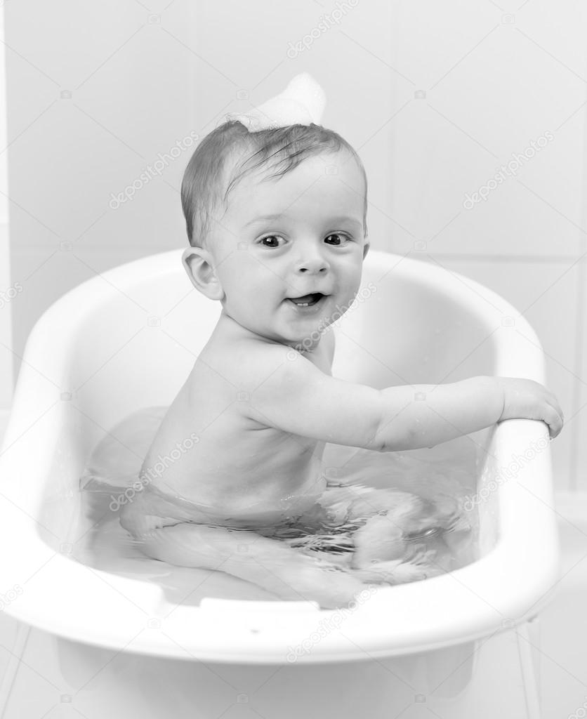 Portrait Noir Et Blanc De Bebe Joyeux Assis Dans Le Bain Image Libre De Droit Par Kryzhov C Portrait Noir Et Blanc De Bebe Joyeux Assis Dans Le Bain Image Libre De Droit Par Kryzhov C