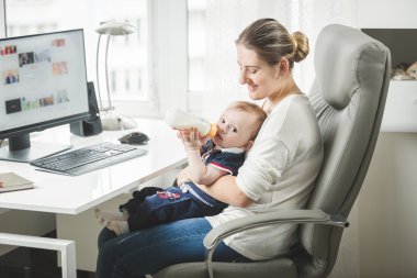 Evde çalışan ve o dikkat çekici genç kendi hesabina anne