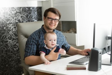 evde çalışan ve ca alarak mutlu genç freelancer iş adamı