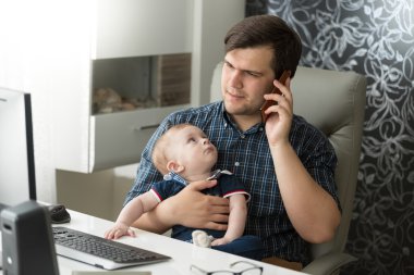 Baba telefonla konuşmak ve onun Bebek Bakımı