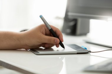 Portre profesyonel tasarımcı grafik tablet uygulamasını işte kullanma