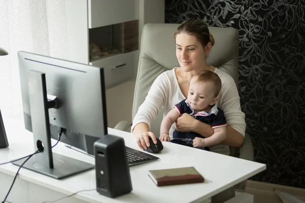 Portret matki pracę w home office i dbanie o jej — Zdjęcie stockowe