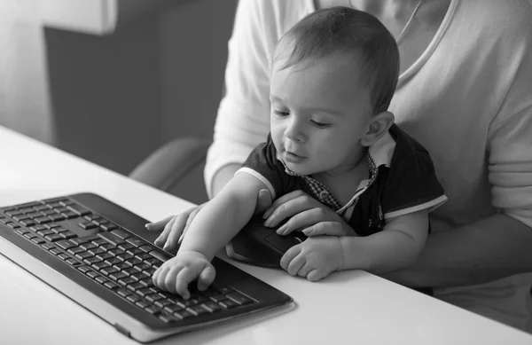 Primo piano ritratto in bianco e nero del bambino seduto su m — Foto Stock