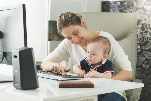 Eleganta kvinnan lära sitt barn att använda datorn — Stockfoto