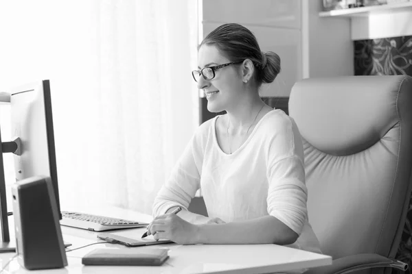 Black and white portrait of beautiful woman designer working at — Stock Photo, Image