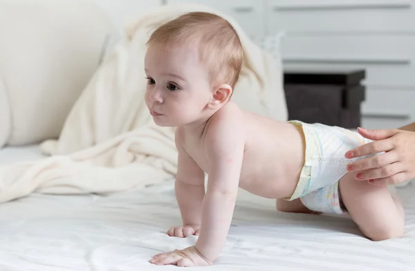 9 개월 된 아기 기저귀 화이트 컨트리 침대에 크롤 링 — 스톡 사진