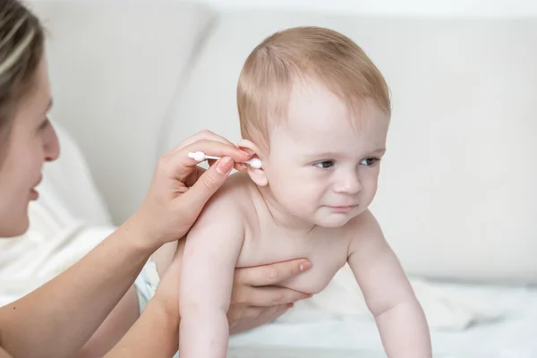 Genç anne banyo sonra pamuk bez bebeğin kulak Temizleme — Stok fotoğraf