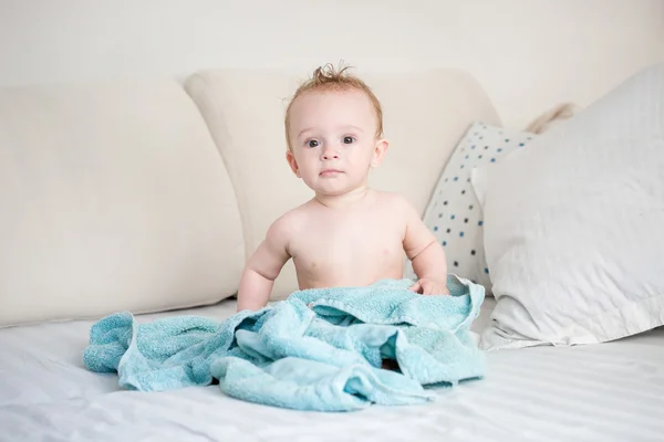 9 meses de idade menino sentado na cama após o banho — Fotografia de Stock