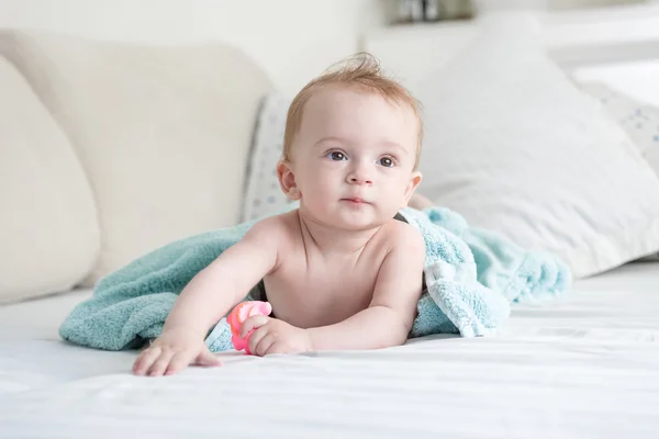 Rozkošný 9 měsíců staré dítě na posteli pod ručník poté, co sprc — Stock fotografie