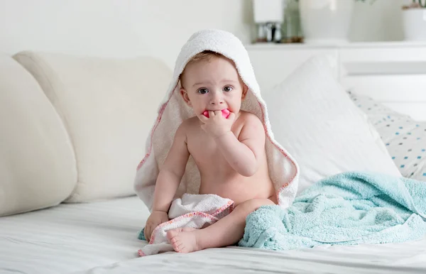 Adorabile bambino di 9 mesi seduto sul letto sotto l'asciugamano — Foto Stock