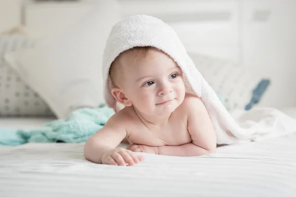 Heureux bébé de 9 mois regardant sous la serviette après avoir pris un bain — Photo
