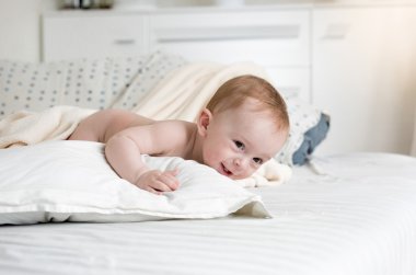 Sdorable bebek çocuk yatak odası büyük yatak üzerinde tarama