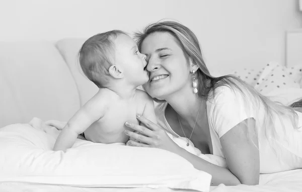 Černobílý portrét veselé matky objímání a líbání — Stock fotografie