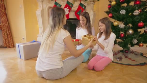 Dos niñas que reciben regalos de Navidad de la madre por la mañana — Vídeos de Stock