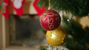 Asılı ve Noel ağacına yanında iplik güzel kırmızı önemsiz şey closeup şömine dekore edilmiştir.