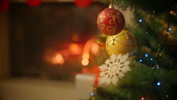 Közelkép kép gyönyörű díszített karácsonyfa égő kandalló a ház előtt — Stock videók