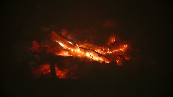 暖炉の残り火を瀕死のクローズ アップ — ストック動画