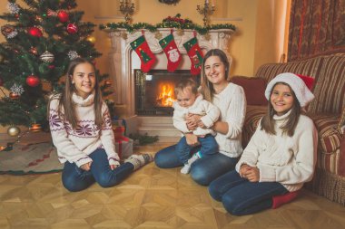 Mutlu anne ile çocuk yere oturmak tonlu görüntü bir