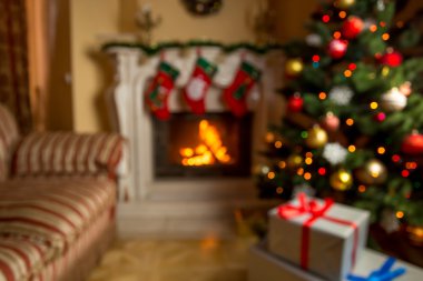 Noel ile dekore edilmiş salon ile arka plan bulanık