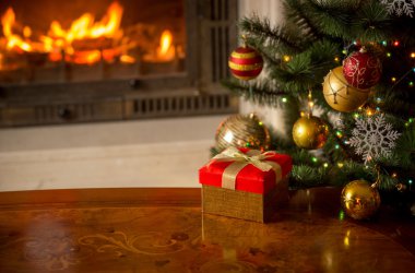 Hediye, yılbaşı ağacı ve yanan fi Noel arka plan